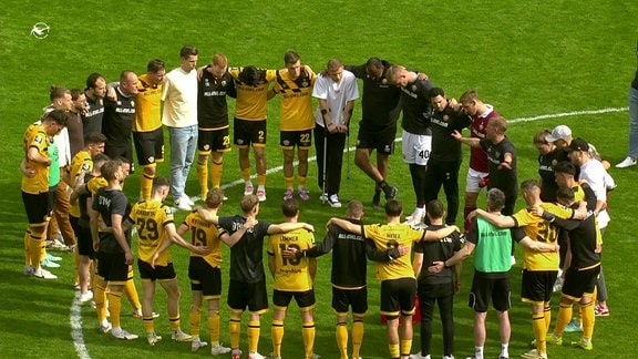 Mannschaftskreis Dynamo Dresden nach dem Spiel.