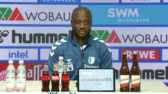 Spieler des 1.FC Magdeburg spricht während Pressekonferenz.
