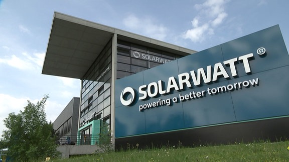 Firmengebäude mit Schriftzug Solarwatt.