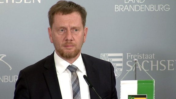 Michael Kretschmer, CDU, MP Sachsen, schaut verärgert.