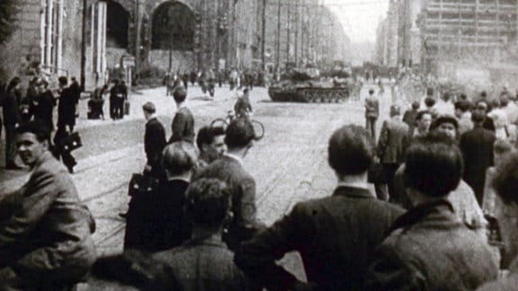 Sowjetische Panzer im Hintergrund, im Vordergrund unser Volk beim Aufstand.