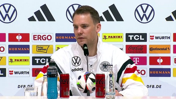 Torwart Manuel Neuer spricht während Pressekonferenz.
