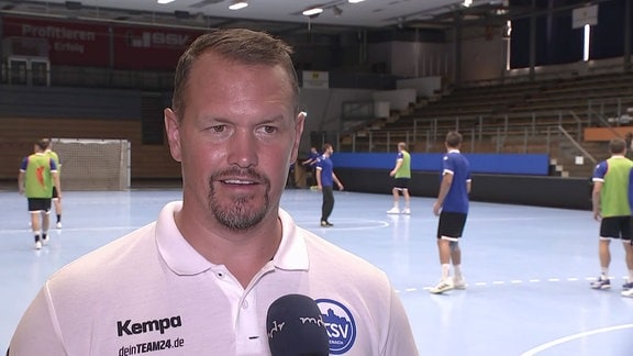 Misha Kaufmann (ThSV Eisenach,Trainer) spricht während Interview.