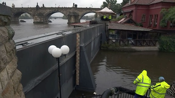 geschlossene Flutschutztore in der Prager Altstadt.