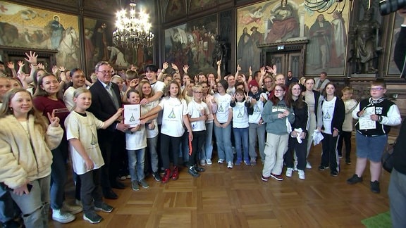 Gruppenfoto von Kindern und Jugendlichen mit Ministerpräsident Ramelow.