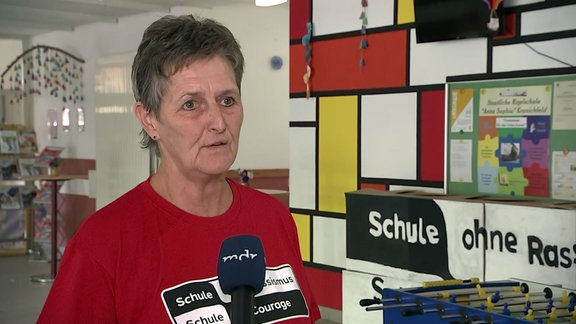 Schulleiterin während Interview.