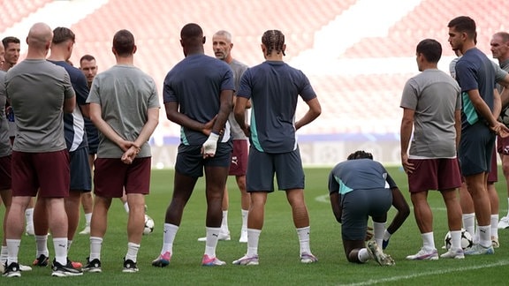 Trainer Marco Rose spricht im Mannschaftskreis.