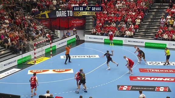 Handballspiel. Spieler des SCM bei Ballwurf.