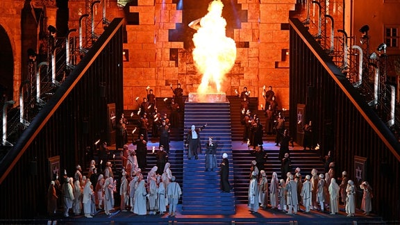 Solisten, Opernchor und Statisten proben eine Szene der Oper "Nabucco" von Giuseppe Verdi für die Domstufen-Festspiele