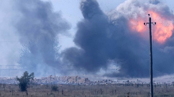 Rauch steigt nach der Explosion in einem Munitionslager auf.