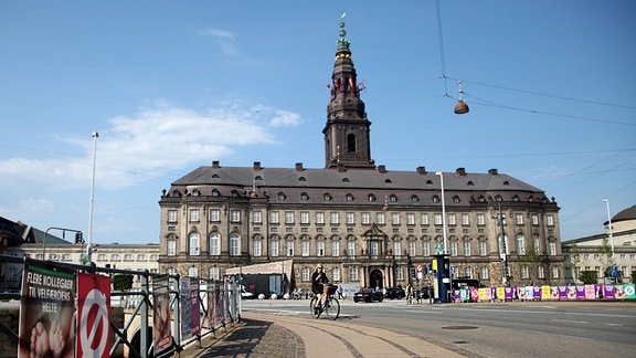 Wahlplakate werben vor Schloss Christiansborg, dem Sitz des dänischen Parlaments «Folketing», um Wählerstimmen.