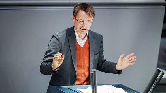 Karl Lauterbach (SPD), Bundesminister für Gesundheit, spricht im Bundestag. Thema ist die Energiepreisbremse. 