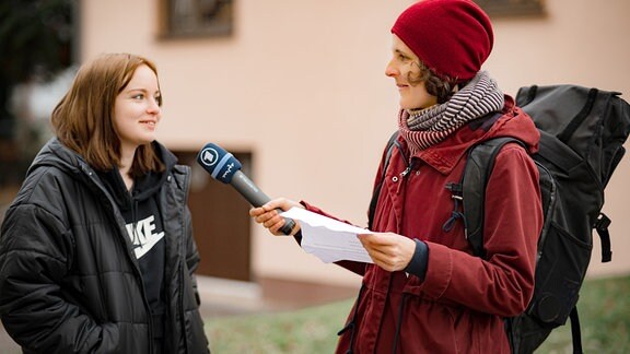MDR-Reporterin hält einem Mädchen ein Mikrofon hin.