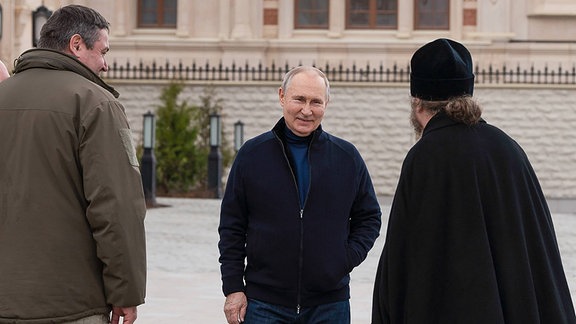 Russlands Präsident Wladimir Putin und Metropolit Tikhon Shevkunov, Vorsitzender des Patriarchal Council for Culture