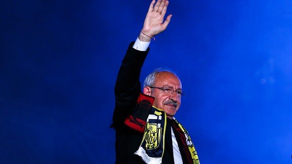 Kemal Kilicdaroglu, Vorsitzender der CHP-Partei und Präsidentschaftskandidat der Nationalen Allianz, winkt seinen Anhängern während einer Wahlkampfveranstaltung.