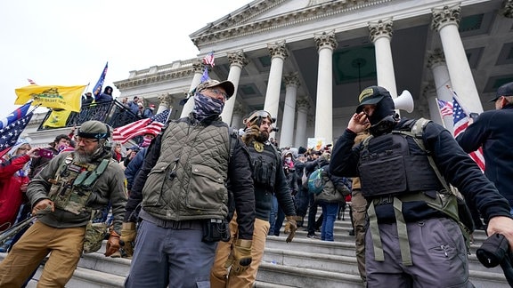 Mitglieder der Oath Keepers an der Ostfront des US-Kapitols am 6. Januar 2021 in Washington.