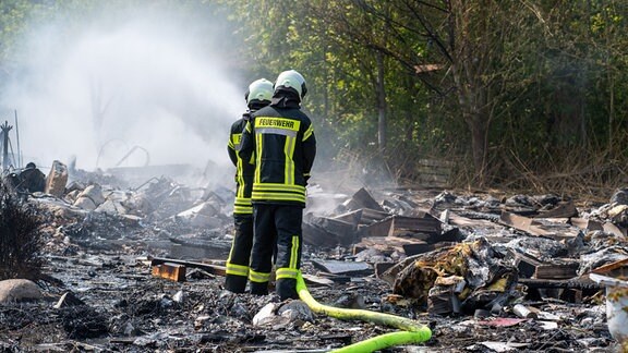 Die Feuerwehr arbeitet am Brandort. Nach einer Explosion ist in Putgarten im Norden der Insel Rügen am Morgen ein Feuer ausgebrochen und hat mehrere Häuser zerstört.
