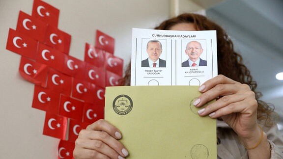 Eine Wahlhelferin hält einen Stimmzettel mit den Präsidentschaftskandidaten mit Fotos von Amtsinhaber Recep Tayyip Erdogan und Herausforderer Kemal Kilicdaroglu.
