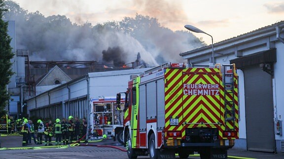 Feuerwehrleute bekämpfen einen Brand in Chemnitz.
