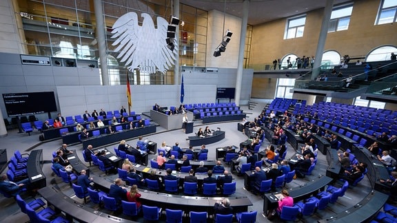 Nancy Faeser (SPD), Bundesministerin für Inneres und Heimat, spricht bei der Debatte über den Gesetzentwurf zur Fachkräfteeinwanderung in der Plenarsitzung im Deutschen Bundestag. 