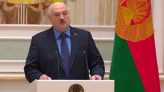 Dieses vom Presseamt des Präsidenten von Belarus via AP veröffentlichte Bild zeigt Alexander Lukaschenko, Präsident von Belarus, bei seiner Rede während einer Auszeichnungszeremonie für hochrangige Militärs.