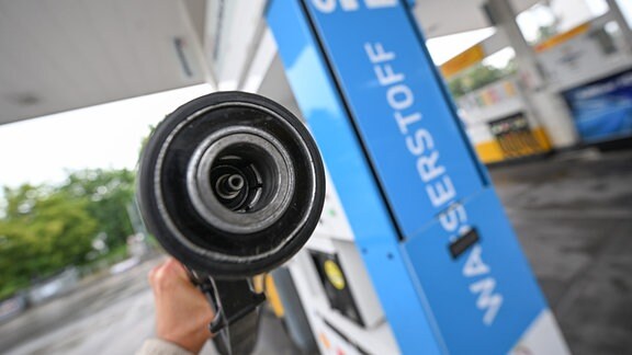 Ein Füllstutzen zur Betankung von Wasserstoff Fahrzeugen an einer Zapfsäule für Wasserstoff an einer Tankstelle. 