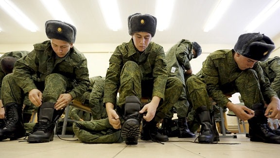 Russische Rekruten schnüren ihr Stiefel