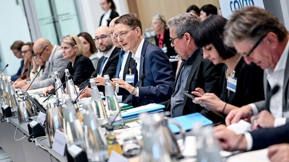 Karl Lauterbach (SPD), Bundesminister für Gesundheit, trifft sich bei einem Rundem Tisch zu Lösungsmöglichkeiten einer besseren Versorgung für Long-Covid-Erkrankte mit Experten. 