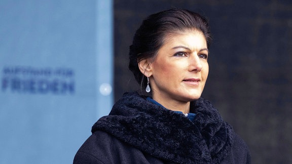 Sahra Wagenknecht auf der umstrittenen Friedensdemo und Kundgebung für Verhandlungen mit Russland statt Waffenlieferungen für die Ukraine am Brandenburger Tor.