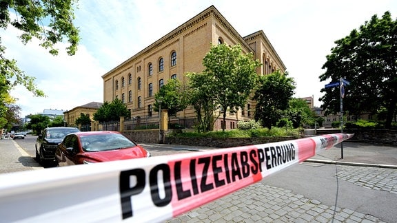 Polizeiabsperrung an einer Schule in Halle