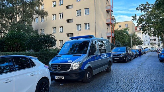 Ein Einsatzfahrzeug der Polizei steht bei einer Razzia gegen eine Neonazi-Gruppe in Berlin-Alt-Hohenschönhausen.