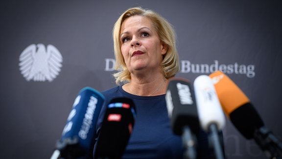Nancy Faeser (SPD), Bundesministerin für Inneres und Heimat, äußert sich nach ihrer Teilnahme an der Sitzung des Innenausschusses im Deutschen Bundestag. 