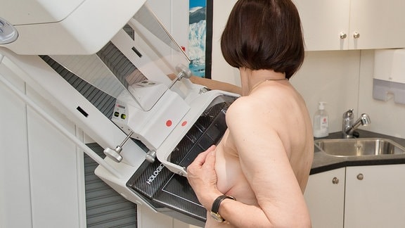 Im sogenannten «Mammobil» - einer mobilen Röntgen-Praxis - macht eine Frau ein Brust-Screening
