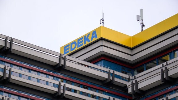 Das Logo am Dachfirst von einem Gebäude des Lebensmittel-Konzerns Edeka