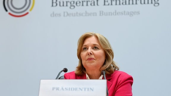 Bärbel Bas sitzt bei der Bürgerlotterie im deutschen Bundestag.