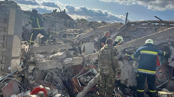 Opfern eines russischen Raketenangriffs, bei dem mindestens 47 Menschen in dem Dorf Hroza in der Nähe von Charkiw getötet wurden.
