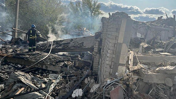 5. Oktober 2023: Feuerwehrleute bergen nach einem russischen Raketenangriff in dem Dorf Hroza bei Charkiw mehr als 40 Todesopfer.