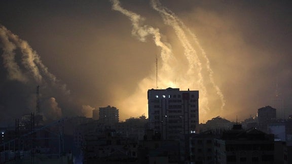 Rauch von Explosionen, verursacht durch israelischen Beschuss im nördlichen Gazastreifen, am nächtlichen Himmel.