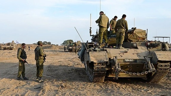 Israelische Soldaten in einem Konzentrationsgebiet in der Nähe des Gazastreifens.