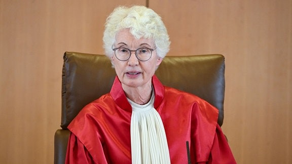 Doris König, Vorsitzende des Zweiten Senat beim Bundesverfassungsgericht, verkündet das Urteil in Sachen „Wiederaufnahme des Strafverfahrens zuungunsten des Freigesprochenen“.