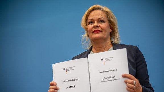 Nancy Faeser (SPD), Bundesministerin des Innern und Heimat, hält eine Verbotsverfügung in den Händen.