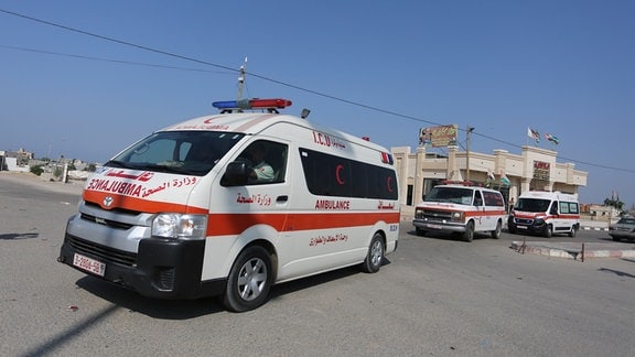 Palästinensische Krankenwagen, mit Verletzten aus dem Gazastreifen, treffen am Grenzübergang zu Ägypten ein.