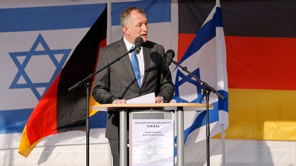 Elio Adler bei der Kundgebung zur Solidarität mit Israel am Brandenburger Tor. 