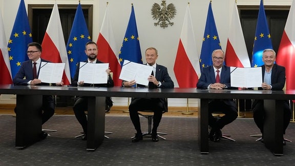 Szymon Holownia, Wladyslaw Kosiniak-Kamysz, Donald Tusk, Wlodzimierz Czarzasty und Robert Biedro unterzeichnen eine Koalitionsvereinbarung.