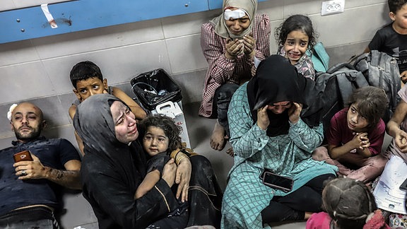 Verletzte Palästinenser warten warten auf medizinische Versorgung im Al-Shifa Krankenhaus, nachdem sie im Al-Ahli-Krankenhaus im Gazastreifen bei einem Raketeneinschlag verletzt wurden.