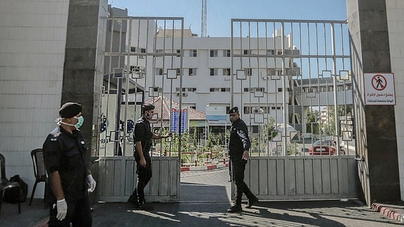 Mitglieder der islamistischen Hamas bewachen die Tore des Schifa-Krankenhaus. 