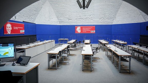 Blick in den leeren Fraktionssaal der Partei Die Linke auf der Fraktionsebene im Bundestag.