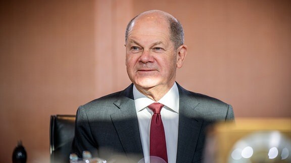 Bundeskanzler Olaf Scholz (SPD), wartet auf Beginn der Sitzung des Bundeskabinett im Kanzleramt.