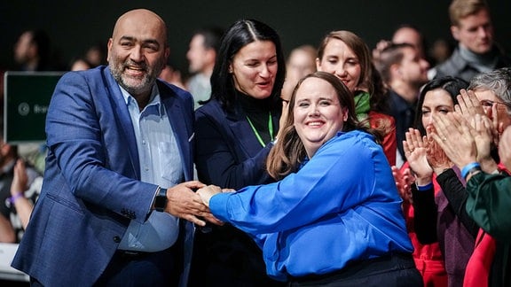 Ricarda Lang (r), Bundesvorsitzende von Bündnis 90/Die Grünen, nimmt die Gratulation von Omid Nouripour (l), Bundesvorsitzender von Bündnis 90/Die Grünen entgegen