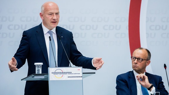 Kai Wegner (CDU, l), Regierender Bürgermeister von Berlin, spricht neben Friedrich Merz, CDU-Bundesvorsitzender, beim CDU-Bundesausschuss im Konrad-Adenauer-Haus.
